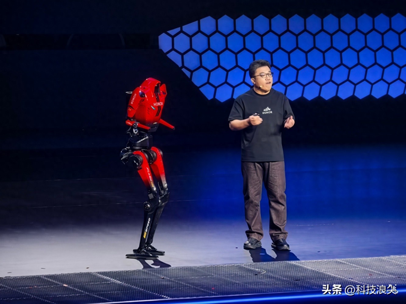 平板养虾、游戏本270W、机器人跑半马:荣耀在下一场大棋 第1张图